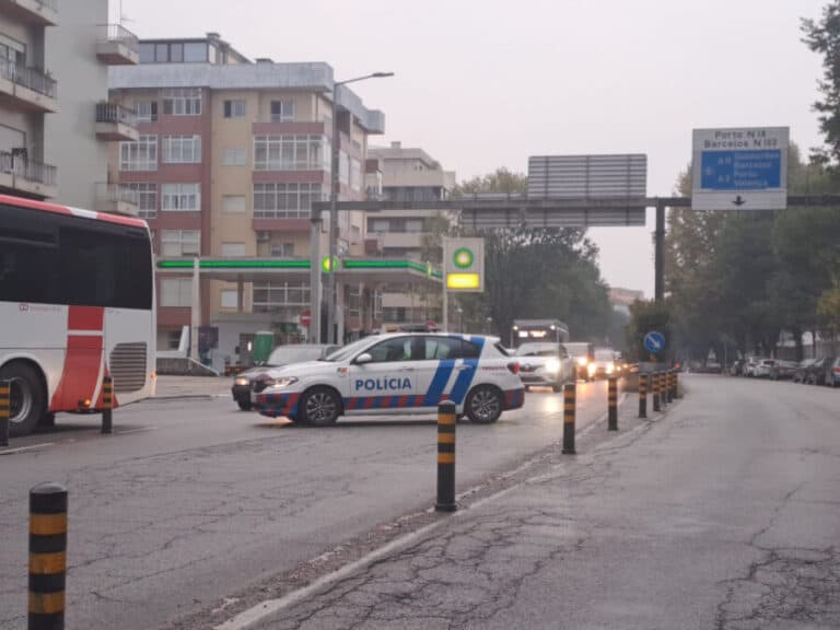 Choque frontal no centro de Braga resulta num morto e quatro feridos graves