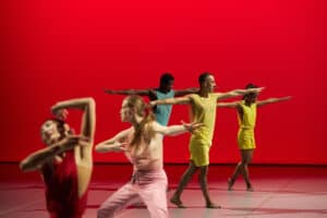 A influência da música no movimento dos corpos dança no CCVF com 'In C'