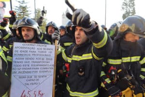 Bombeiros profissionais dão até final do mês para Governo responder às reivindicações