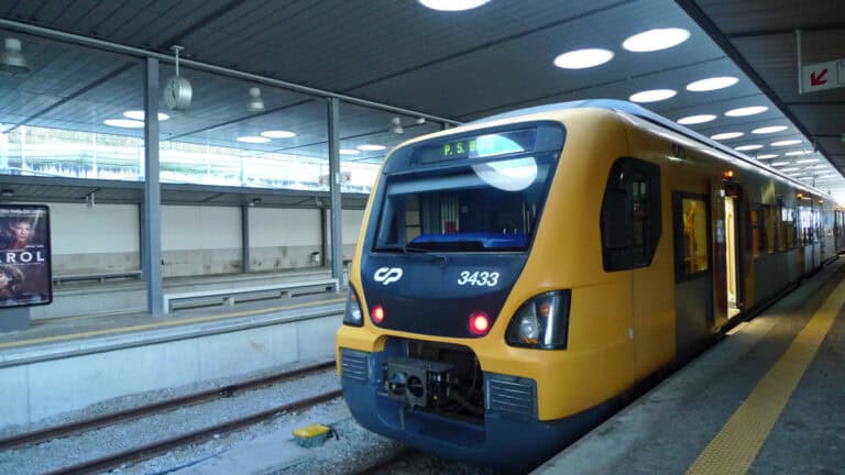 Circulação de comboios suspensa entre Santo Tirso e Guimarães