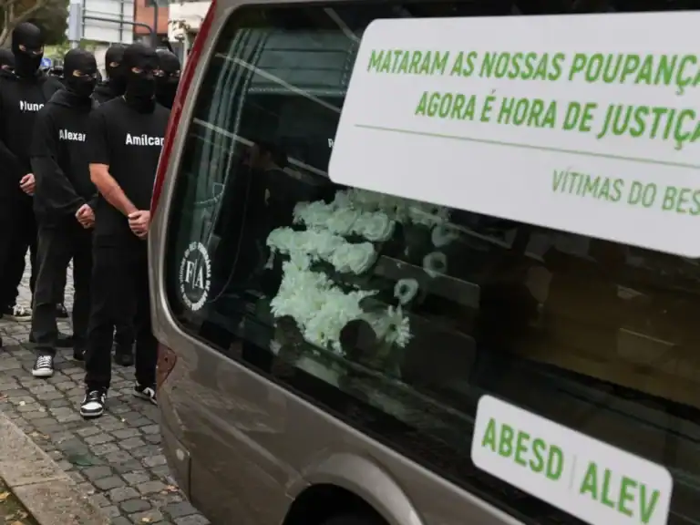 Lesados do BES usam carro funerário para protesto junto ao tribunal&nbsp;
