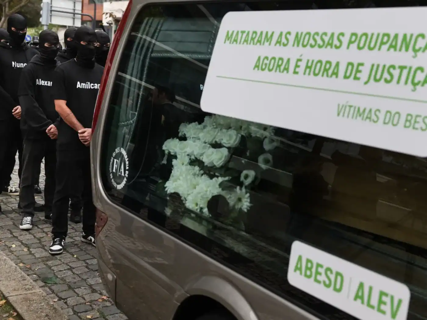 Lesados do BES usam carro funerário para protesto junto ao tribunal