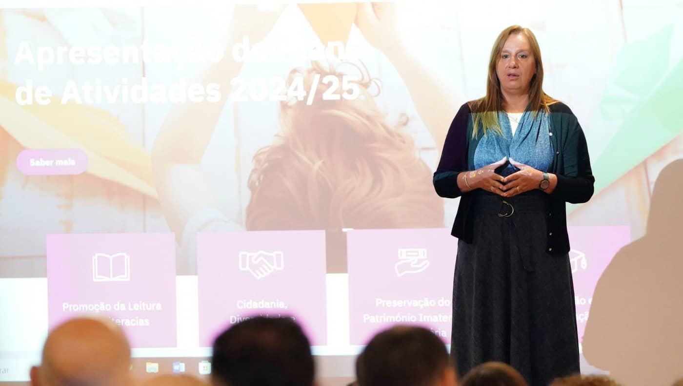 "Uma verdadeira cidade leitora". CMB quer uma estante de livros em todas as escolas