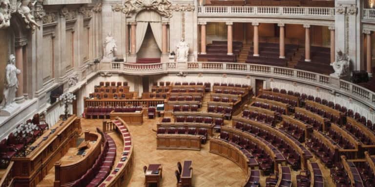 Partidos debatem ação social no Ensino Superior e carreira de investigação esta tarde