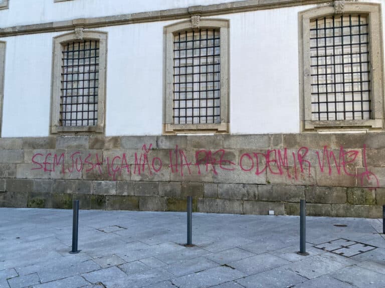 Muro da BPB e porta da CMB vandalizados com frases alusivas a homem baleado na Amadora