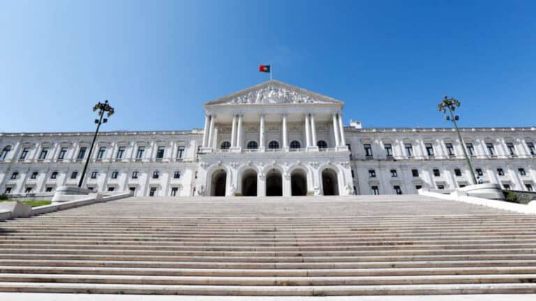 Associações de imigrantes juntam-se junto ao parlamento para pedir alterações da lei&nbsp;