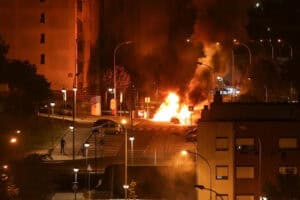 Caixotes de lixo e viaturas incendiadas em vários bairros de Lisboa&nbsp;