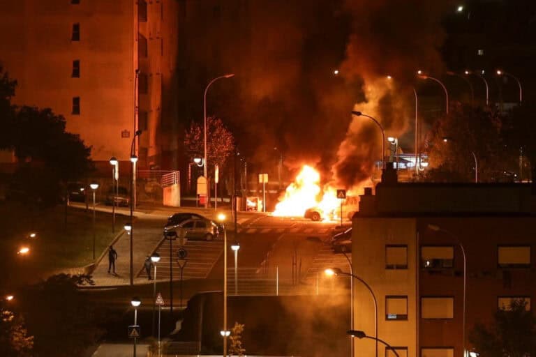 Caixotes de lixo e viaturas incendiadas em vários bairros de Lisboa&nbsp;