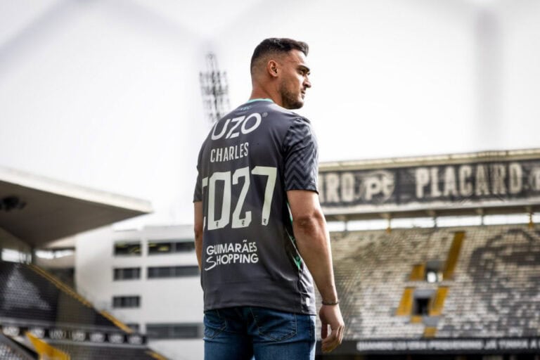 Vitória SC renova com Charles até 2027