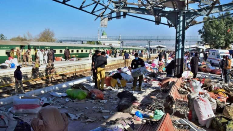 Explosão em estação ferroviária no sudoeste do Paquistão mata 20 pessoas&nbsp;