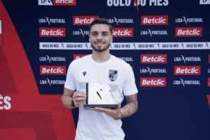 Nuno Santos recebe prémio de Golo do Mês da Liga Portugal Betclic&nbsp;&nbsp;
