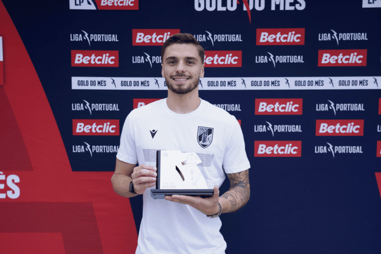 Nuno Santos recebe prémio de Golo do Mês da Liga Portugal Betclic&nbsp;&nbsp;