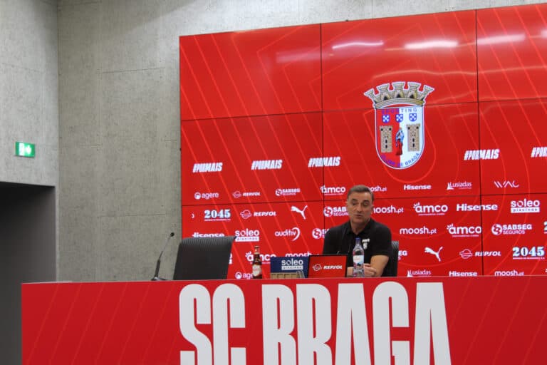 Carlos Carvalhal prevê jogo "extremamente difícil" contra o Leixões