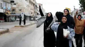 Milhares de libaneses regressam a casa após início de cessar-fogo&nbsp;&nbsp;