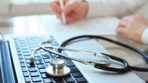 Medicina Interna e Medicina Geral e Familiar ficaram com 217 vagas por preencher&nbsp;