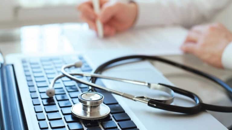 Medicina Interna e Medicina Geral e Familiar ficaram com 217 vagas por preencher