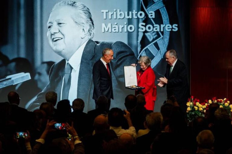Mário Soares condecorado a título póstumo com o Grande Colar da Ordem de Camões