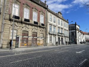 Abrigos TUB instalados à porta de moradia na Av. Central indignam proprietários