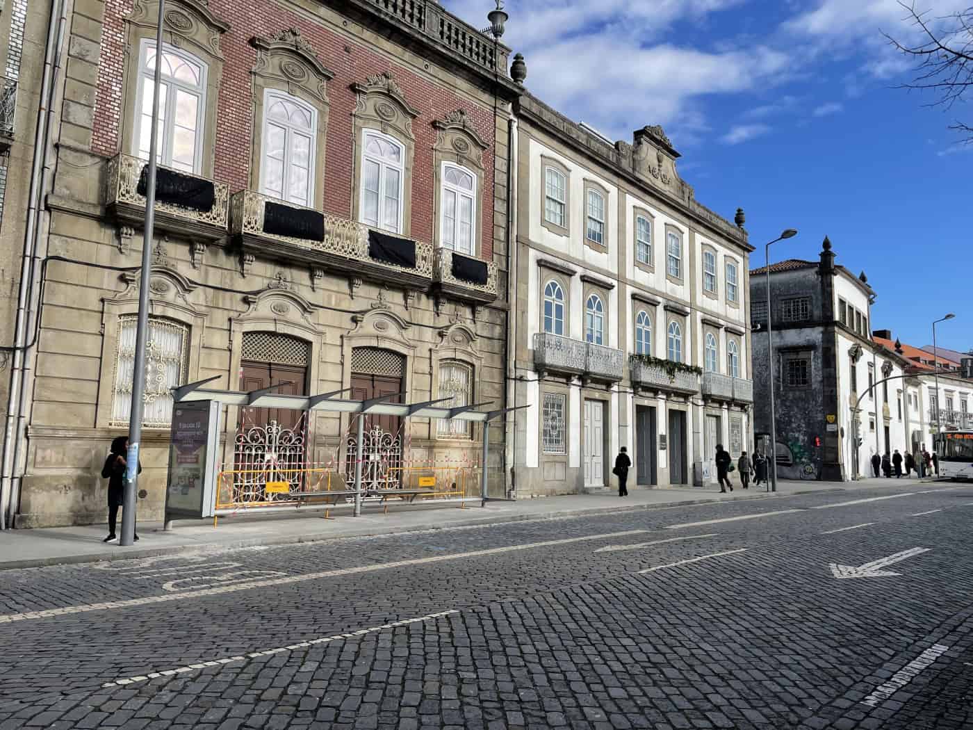 Abrigos TUB instalados à porta de moradia na Av. Central indignam proprietários