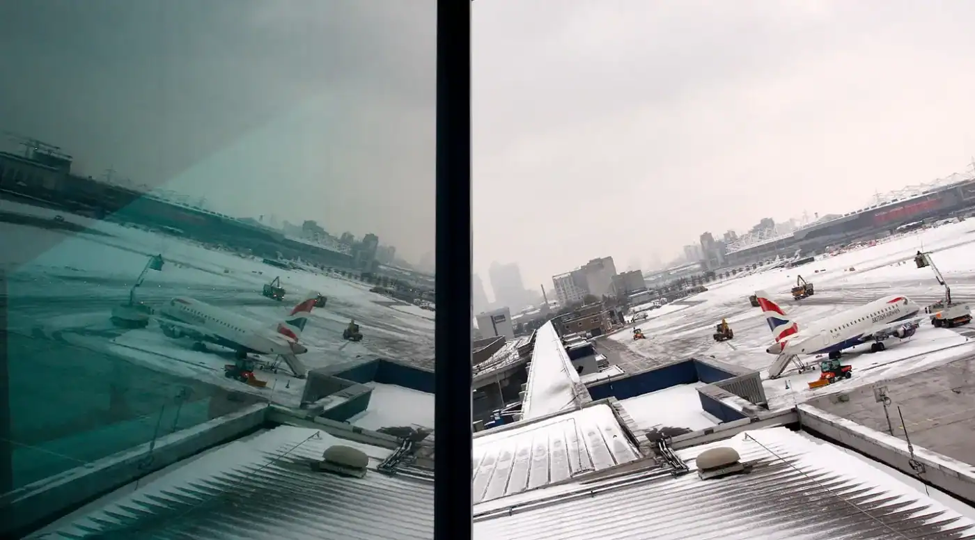 Dezenas de voos cancelados devido à queda de neve no Reino Unido