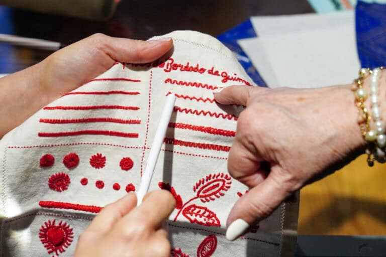 Bordado de Guimarães em foco no mês de janeiro com ateliê aberto na Loja Oficina