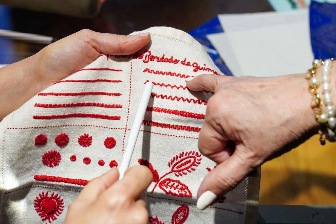 Bordado de Guimarães em foco no mês de janeiro com ateliê aberto na Loja Oficina