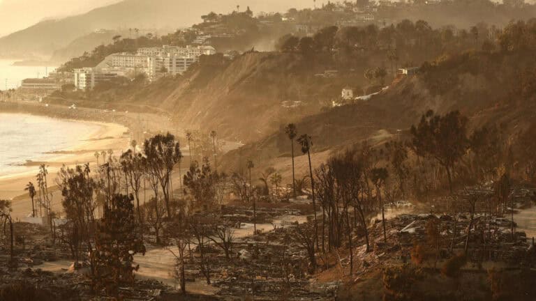 Incêndios destruíram mais de 12 mil estruturas em Los Angeles