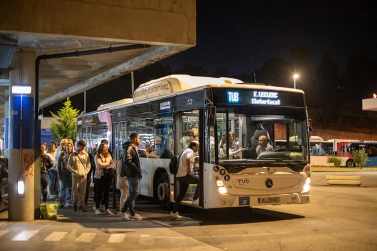 Governo anuncia ter saldado contas de passes gratuitos para estudantes relativas a 2024