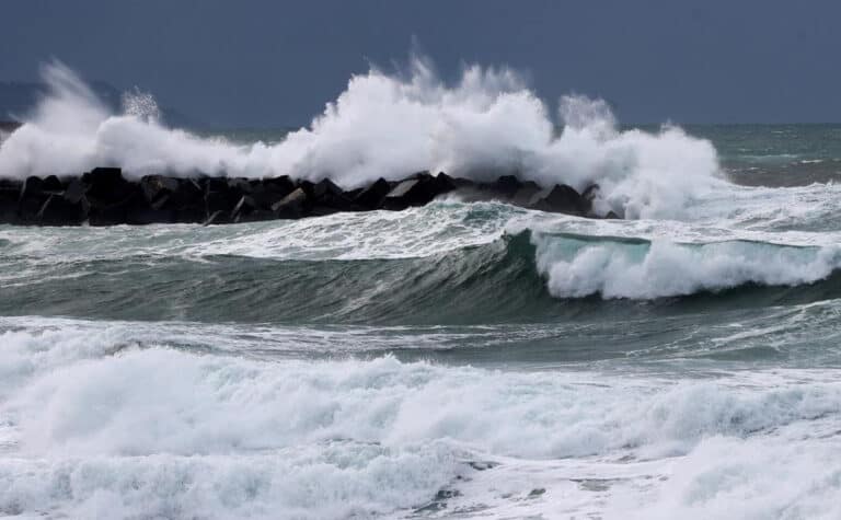 IPMA eleva para 10 os distritos sob aviso vermelho devido à agitação marítima
