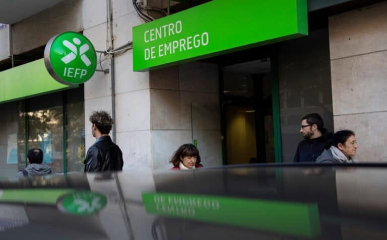 Desemprego desce para 6,4% em dezembro, o valor mais baixo desde agosto