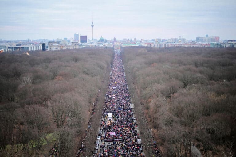 Entre 160 mil a 200 mil pessoas nas ruas de Berlim contra aproximação à extrema-direita