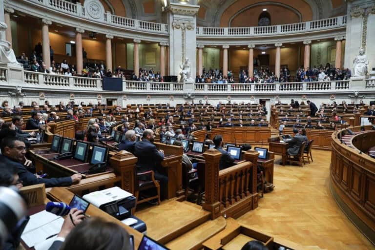 AR aprova regime jurídico e estatuto para alunos com necessidades específicas no superior