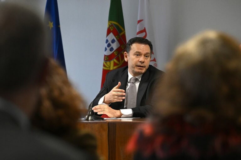 Montenegro defende que país tem de "ganhar a luta" contra a violência doméstica