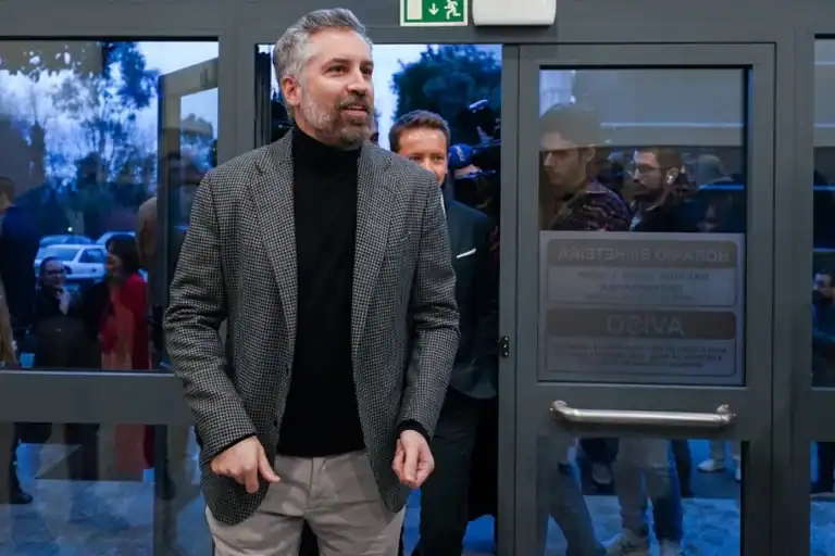 Líder do PS quer que Montenegro explique “casos” para que “não se adensem dúvidas”