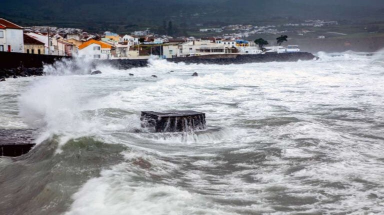 Sete barras marítimas fechadas a toda a navegação