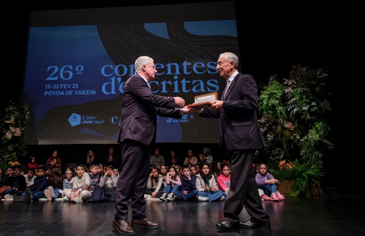 Presidente da República condecora festival literário Correntes d'Escritas