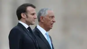 Macron foi recebido com honras militares por Marcelo na Praça do Império