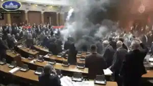 Deputados da oposição atiram granadas de fumo no Parlamento da Sérvia&nbsp;