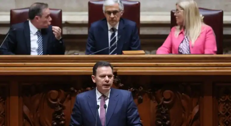 Moção de censura do PCP chumbada. Governo avança com moção de confiança