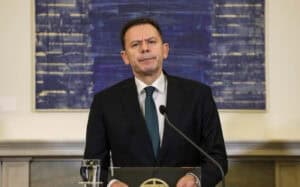 Governo aprova moção de confiança