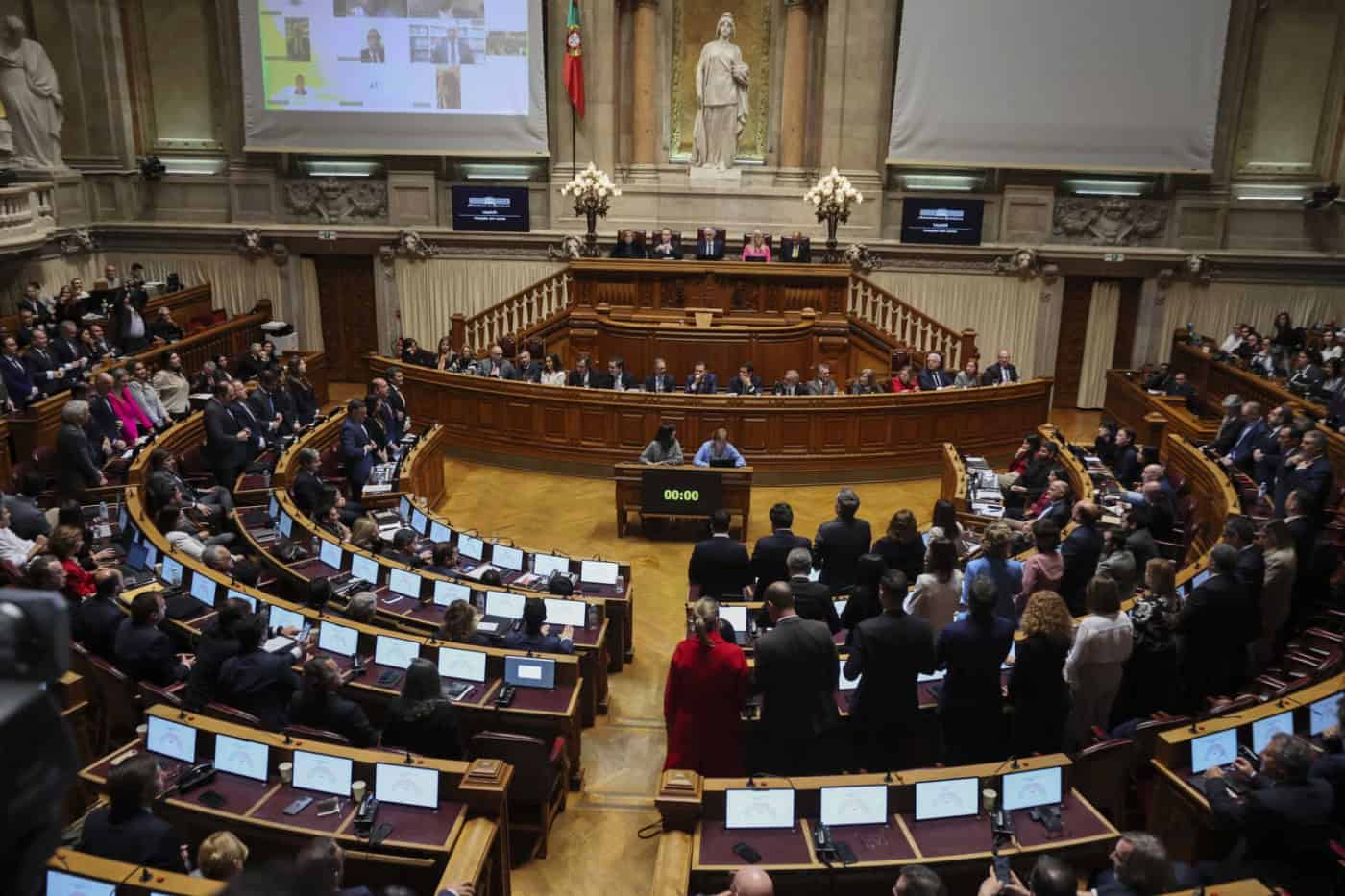 Parlamento confirma reposição de 302 freguesias