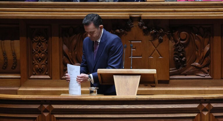 Moção de confiança debatida e votada na 3.ª feira no parlamento