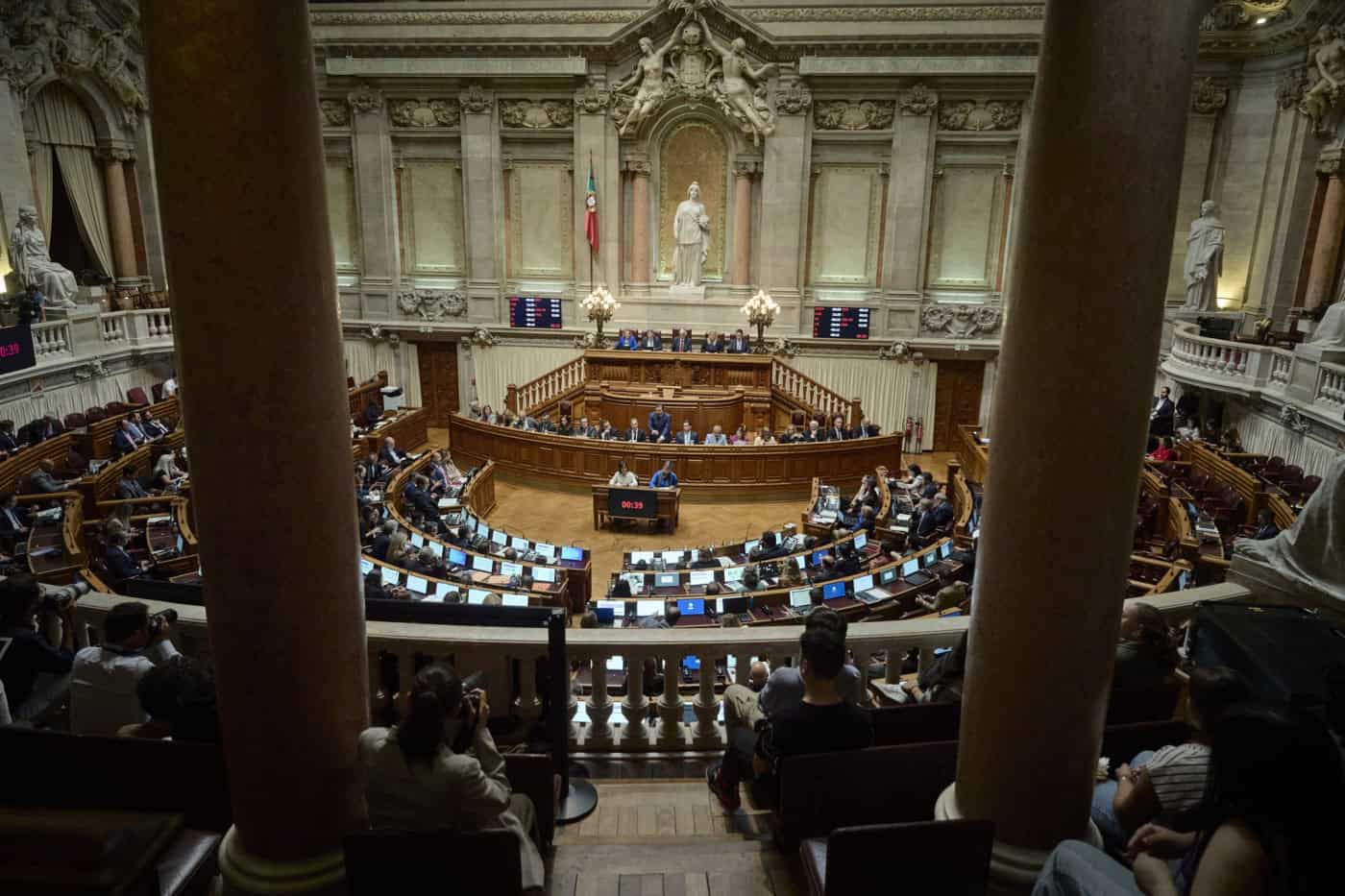 Parlamento debate e vota hoje moção de confiança