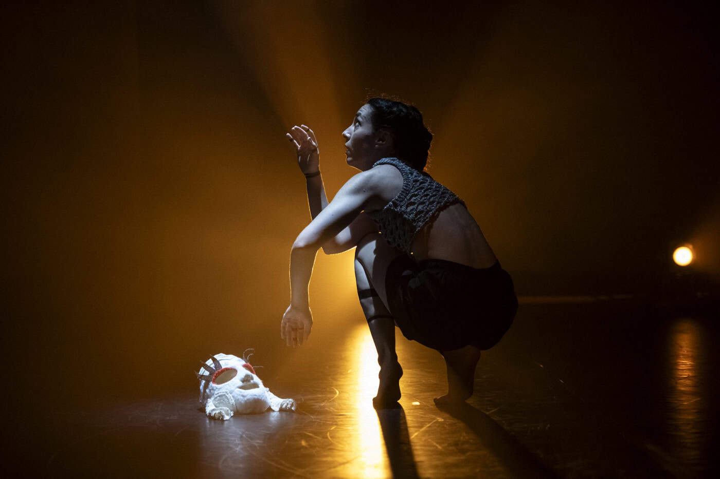 ‘HIDE TO SEEK’ traz a máscara como anulação da própria identidade este sábado no TC