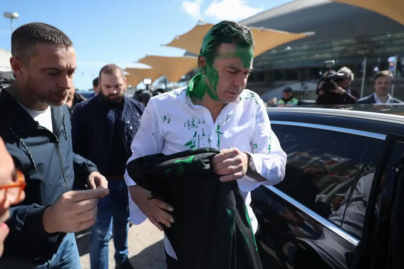 Ativista que atingiu Luís Montenegro com tinta condenado a multa de 1600 euros&nbsp;