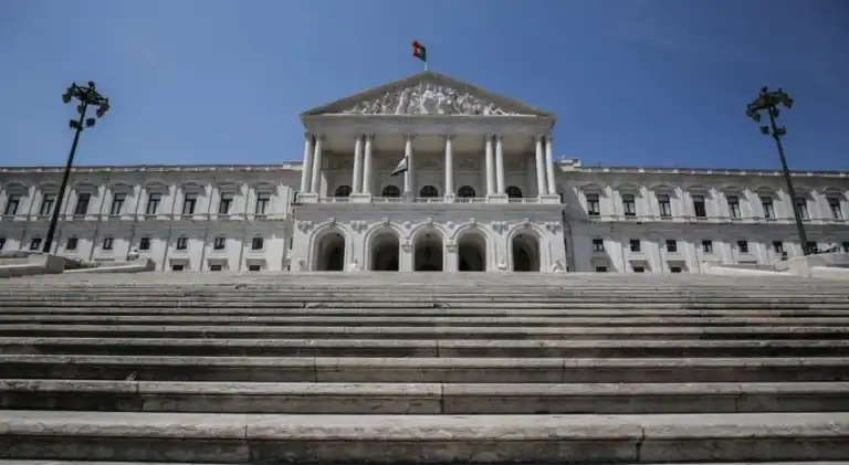 Nova sondagem aponta para empate técnico entre AD e PS