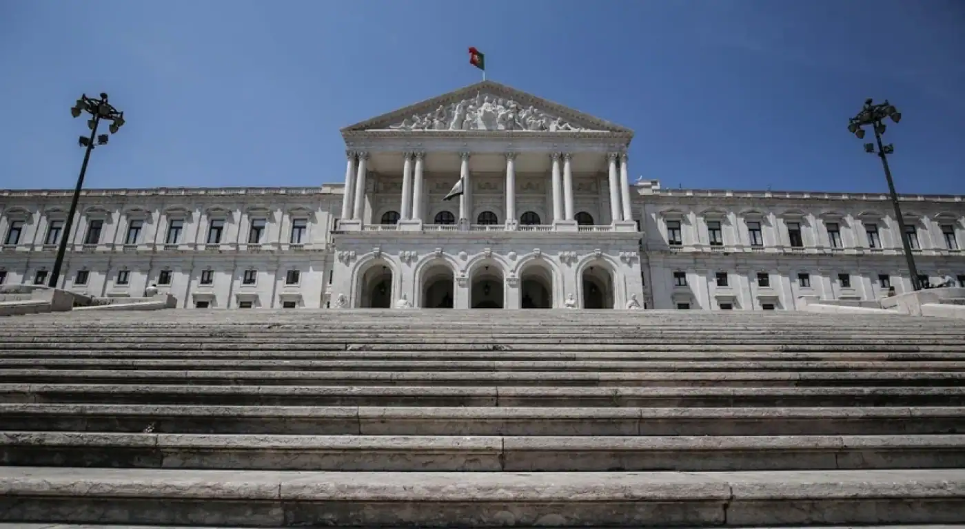 Nova sondagem aponta para empate técnico entre AD e PS