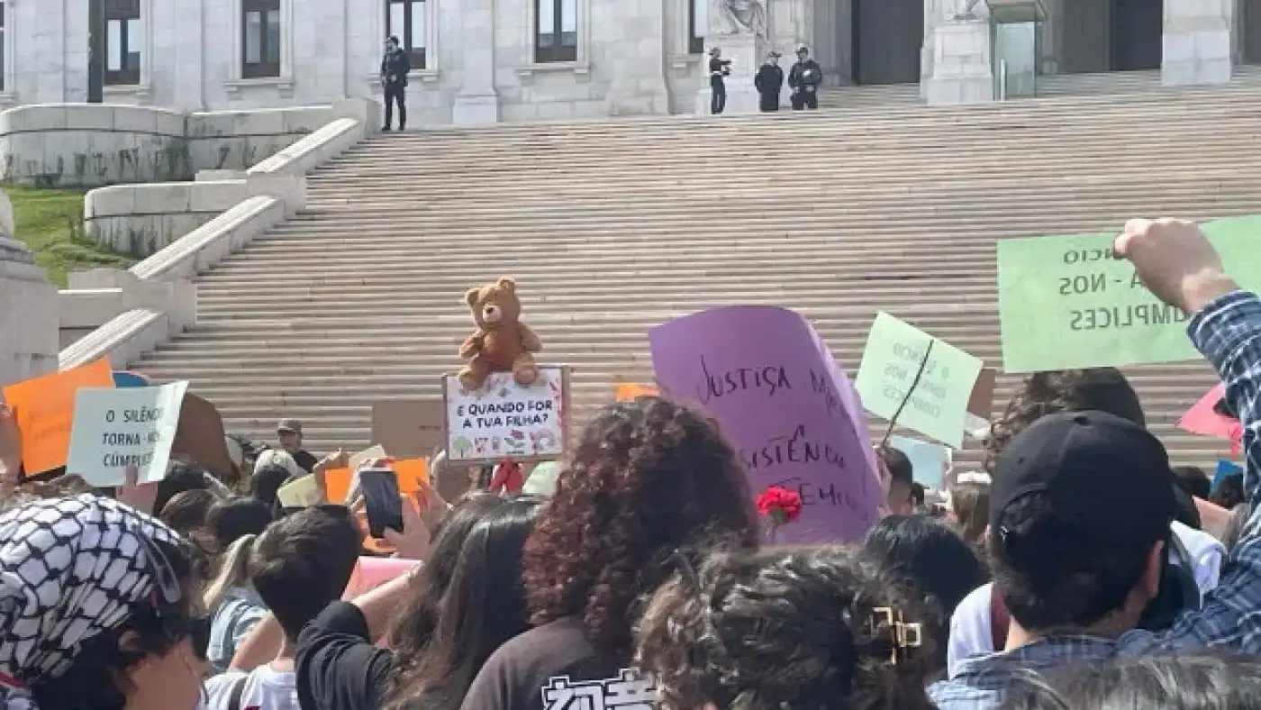 Centenas manifestam-se em frente ao Parlamento para afirmar que "Violação não tem perdão"&nbsp;