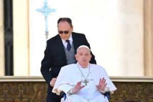 Papa Francisco aparece na Praça de São Pedro, duas semanas após ter recebido alta&nbsp;