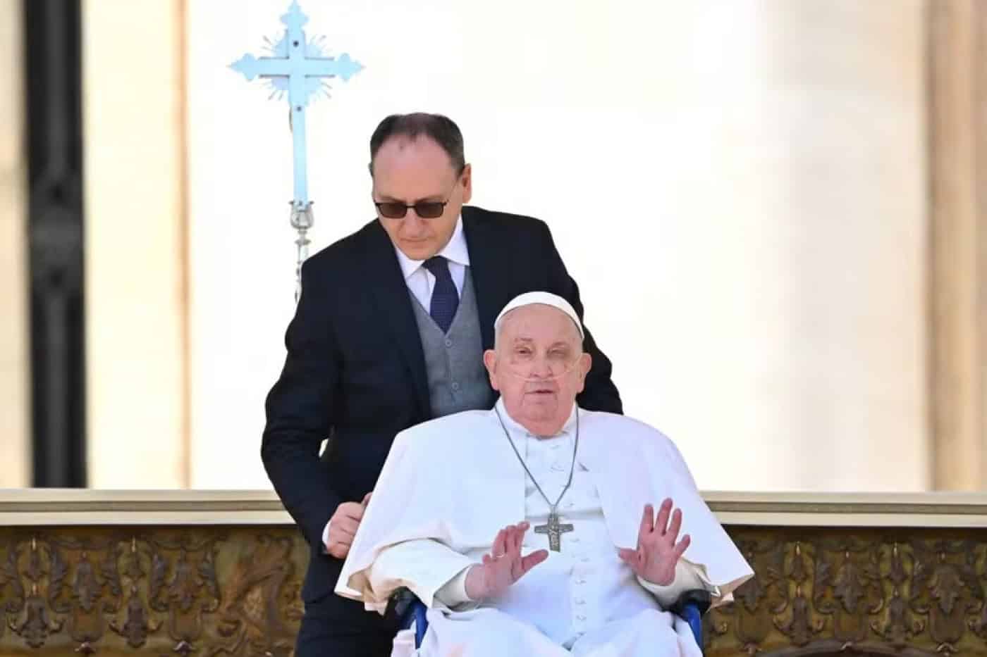 Papa Francisco aparece na Praça de São Pedro, duas semanas após ter recebido alta&nbsp;